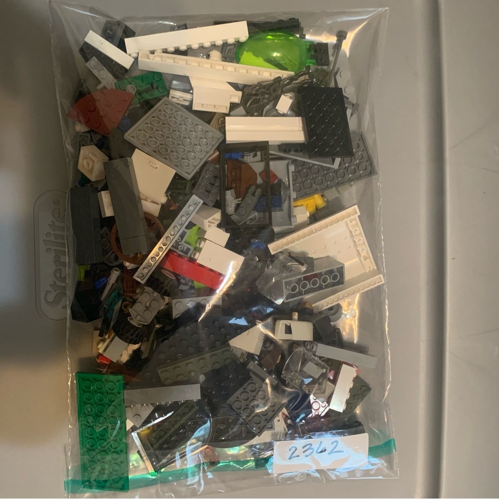 Legos 1lb assorted. 
(2362)